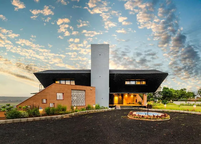 Pearl Lakeview Mansion: Luxurious Lakeside Villa with Infinity Pool and Entertainment Igatpuri
