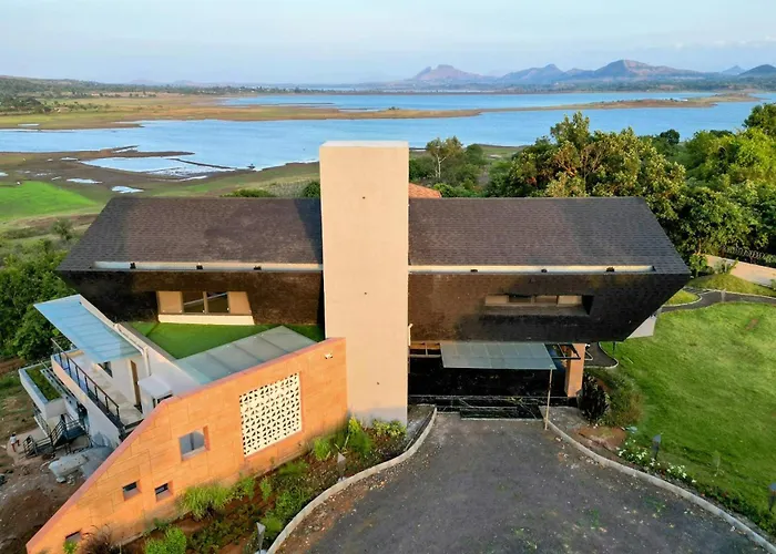 Pearl Lakeview Mansion: Luxurious Lakeside Villa with Infinity Pool and Entertainment Igatpuri