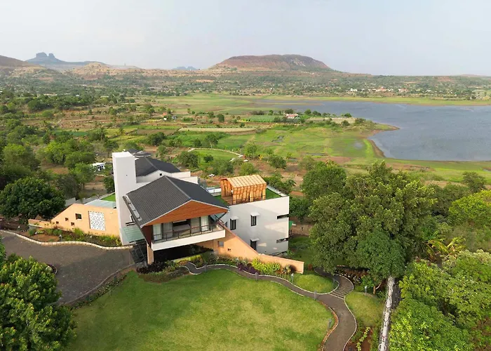 Pearl Lakeview Mansion: Luxurious Lakeside Villa with Infinity Pool and Entertainment Igatpuri