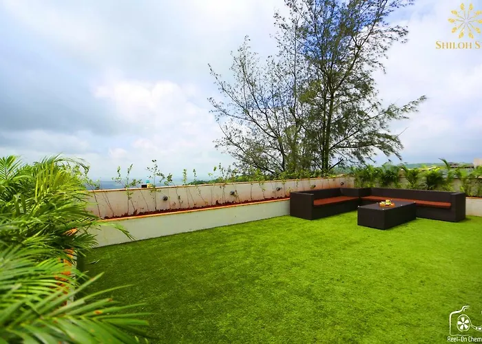 Royal Oak Villa: Luxurious 6BHK with Infinity Pool and Waterfall Igatpuri
